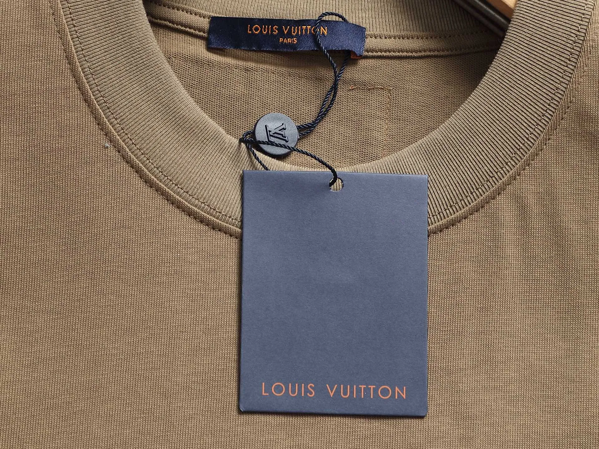 🅿️220 Louis Vuitton/Louis Vuitton High-end craftsmanship 1,000-needle embroidery. The large logo is exquisitely upgraded, inspired by the retro embroidery of the 1980s. Original fabric. Official same style. Short-sleeved T-shirt. Same vat dyed fabric. Very comfortable to the touch. The latest brick cabinet synchronization for spring and summer. Fashionable and personalized. Super versatile and good-looking. Very suitable for both men and women. A must-have for everyone. Hang tag. Collar label. Washed wheat. Complete with three labels. Color: black, white, khaki. Size: S M L XL |